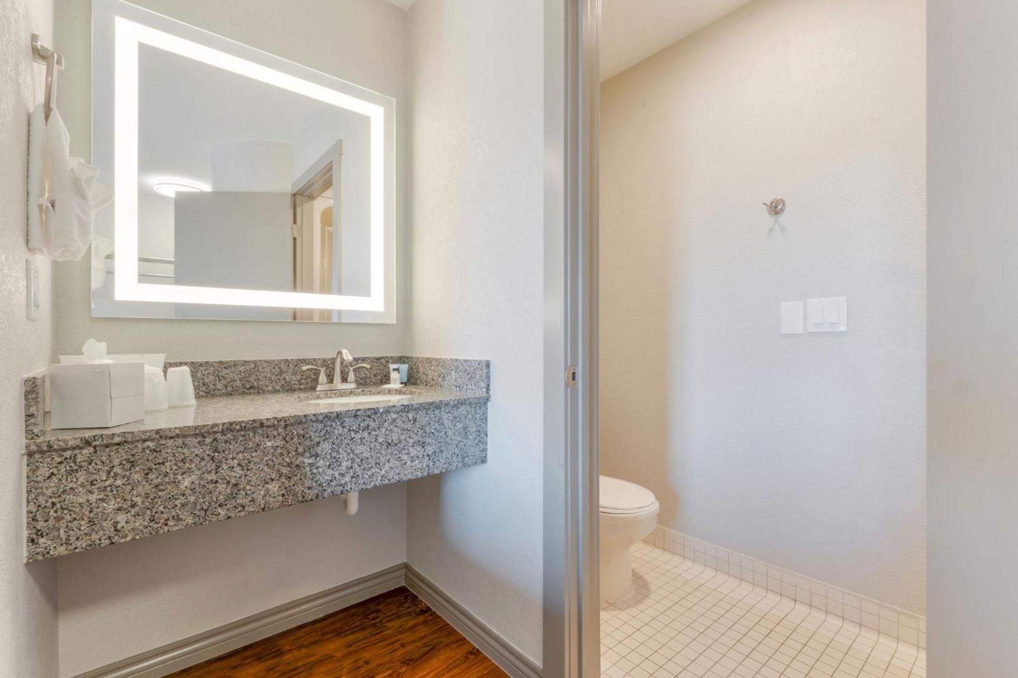 Days Inn By Wyndham ת'ורנטון מראה חיצוני תמונה