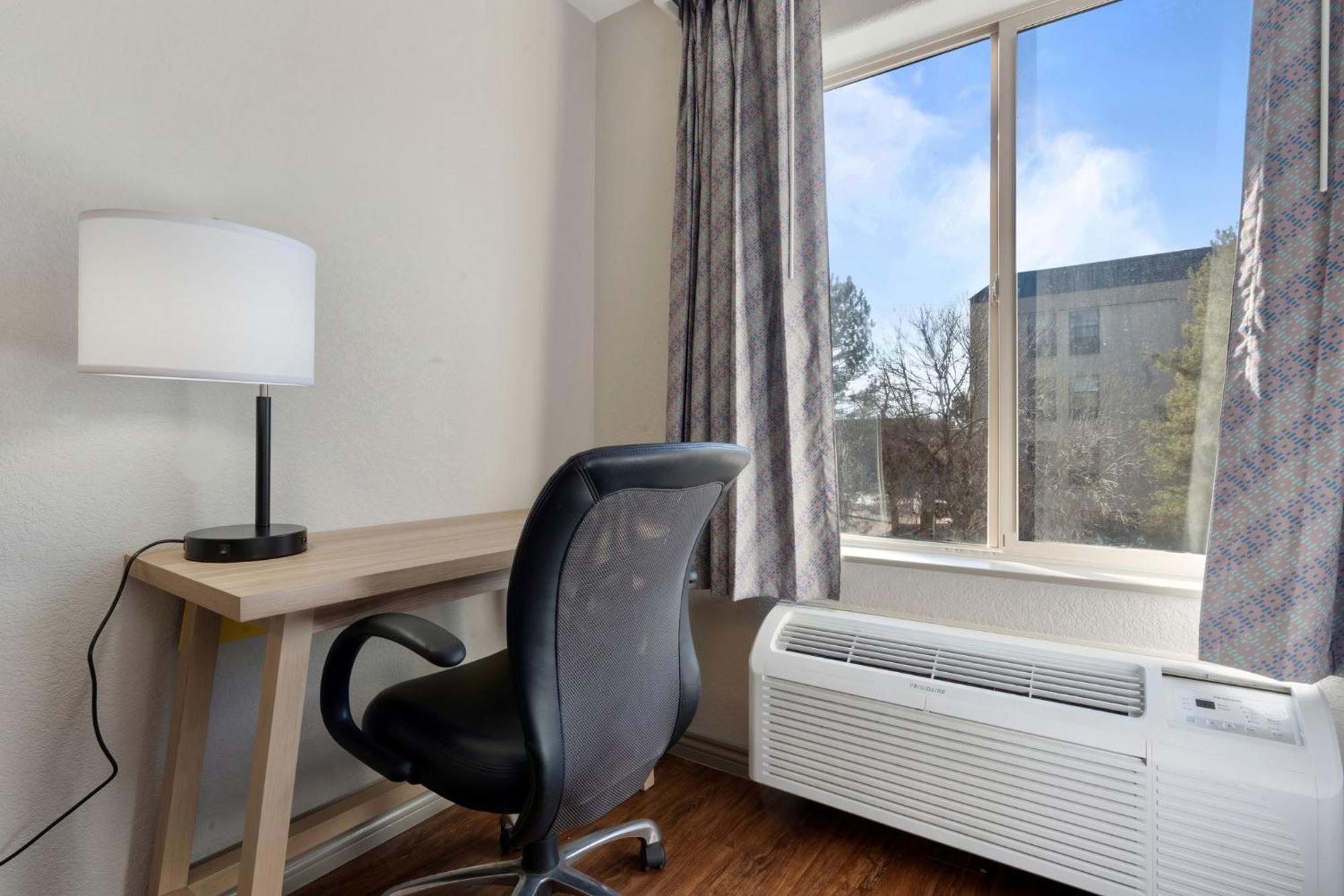 Days Inn By Wyndham ת'ורנטון מראה חיצוני תמונה